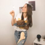 Thays Gorga Instagram – Mais um ciclo que se inicia! 
Hoje deixei o caos, as preocupações e medos do lado de fora, e, me nutri de amor, carinho! Obrigada a todos os amigos reais e virtuais que deixaram meu dia mais feliz! Me senti acolhida, abraçada e abençoada por ter vocês, meu namorado,  minha família… pela nossa saúde e por tanto mais que tenho a agradecer a vida!
E lá vamos nós! Um novo ano para aprender, me reinventar, buscar minha melhor versão, amar mais, valorizar mais e viver nessa dimensão muitas vezes maravilhosa, mas outras tantas desafiadora! 
Ps. Até que na foto o meu bolinho não ficou feio… quem viu os Stories, vai me entender!🙈🤣
🍀✨🍀
•
#happybirthday #aniversarioemcasa #ficaemcasa #aniversario #ciclos #newyear #bolodechocolate