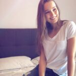 Thays Gorga Instagram – Vamos de fatos sobre mim parte 2?✨

-Eu não enjoo de comidas! Já comi uma torta doce de ricota TODOs os dias durante 1 ano!🙈

-Tenho toc com fogões. Confiro umas 700x para ver se eles estão mesmo desligados.

-Sou uma ótima motorista, mas tenho agonia de estacionamentos apertados. 

-Também tenho agonia de gente que reclama de tudo e de todos.

-Sou econômica desde que me conheço por gente. Penso muito antes de comprar algo.

-Quebrei o cotovelo esquerdo aos 9 anos e dei sorte de não ficar com sequelas porque foi uma fratura bem feia! Tenho uma cicatriz razoavelmente grande, mas muita gente nem percebe!

-Sempre acreditei em energia e espiritualidade. Não veio de família, mas veio de fábrica. Rs 

-Não assisto filmes de terror. Não gosto de ficar com medo.

-Amo pesquisar sobre saúde, sobre alimentação. Leio todos os rótulos 🙈🙈 e quando como algo que não é saudável faço por escolha e não por falta de informação, então como sim essas coisas, mas com moderação.

-Gosto de música, mas geralmente prefiro o silêncio!🙈

-Não assisto Tv quase nunca. Faz uns bons anos que não tenho uma. (YouTube, Netflix, Amazon Prime assisto sim).

-Mudei o nome artístico para Thaÿs Correa por causa da numerologia, mas amo e honro todos os meus sobrenomes!

-Não gosto de falar no telefone. Raramente ligo para alguém, geralmente faço tudo por mensagem (meu namorado é exceção).

-Adoro ter as unhas feitas, mas não gosto perder tempo fazendo e esperando o esmalte secar!🤷🏻‍♀️

-Amo dar comida de presente!♉️ #taurinafeelings 

-Todo mundo já sabe… mas eu não gosto de passar frio! Acho que minha temperatura corporal é diferente, pq até quando está quente eu sinto frio!kkkk⛄️

Alguém se identifica com algo? Ou sou esquisita?😂

#fatossobrefatos #sobremim #autoestima #autocuidado #mood #instamood 

•
#