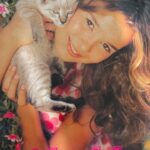 Thays Gorga Instagram – Uma baby Thays passando na sua timeline!Rs

Hoje estou inspirada no túnel do tempo!🙈

Tem vídeo nos Stories da minha primeira propaganda e esses daí foram os primeiros catálogos que fiz!

Também falei nos Stories de como é bom ver o tempo passar e a gente amadurecer nossos sentimentos sobre nós mesmos!

Nessa época eu tinha uns 15/16 anos e do cabelo ao dedão do pé, tudo eu queria que fosse diferente em mim. Que fosse mais parecido com as meninas lindas que eu encontrava nos testes, nos trabalhos… eu não me sentia tão boa ou tão bonita quanto e vivia em busca dessa “perfeição” que enxergava nos outros!

Os anos foram passando e aos pouquinhos fui trabalhando na construção do meu amor próprio. Quanto mais cuidei do meu universo interior, mais me aceitei, mais me amei e mais valorizei o que antes via como defeito!

Mudar, evoluir, buscar a sua melhor versão, isso deve ser feito sim… mas lembrando que é a SUA melhor versão, não uma versão baseada no outro… na beleza do outro, na vida do outro, nas conquistas do outro.

Todos somos únicos e o nosso diferencial está exatamente aí… nas diferenças! 🍀✨

E ai? Tem alguma característica que você não gostava e hoje acha que te dá um charme especial?

#tbt #meus15anos #autocuidadoconsciente #autoestima #mentepositiva #sintonizesuavibração #valorizese #amorproprio #quandotudocomeçou