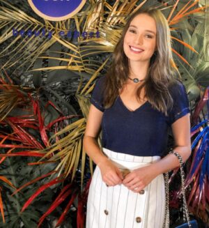 Thays Gorga Instagram - Tem coisa melhor do que encontrar vários amigos no mesmo lugar?
Foi tudo tão gostoso que eu esqueci de tirar fotos com um monte de gente querida! 🤷🏻‍♀️
E lembram do look da  @infinifashion que vocês escolheram na enquete que fiz semana passada? Usei ele para ir no evento!🍀✨