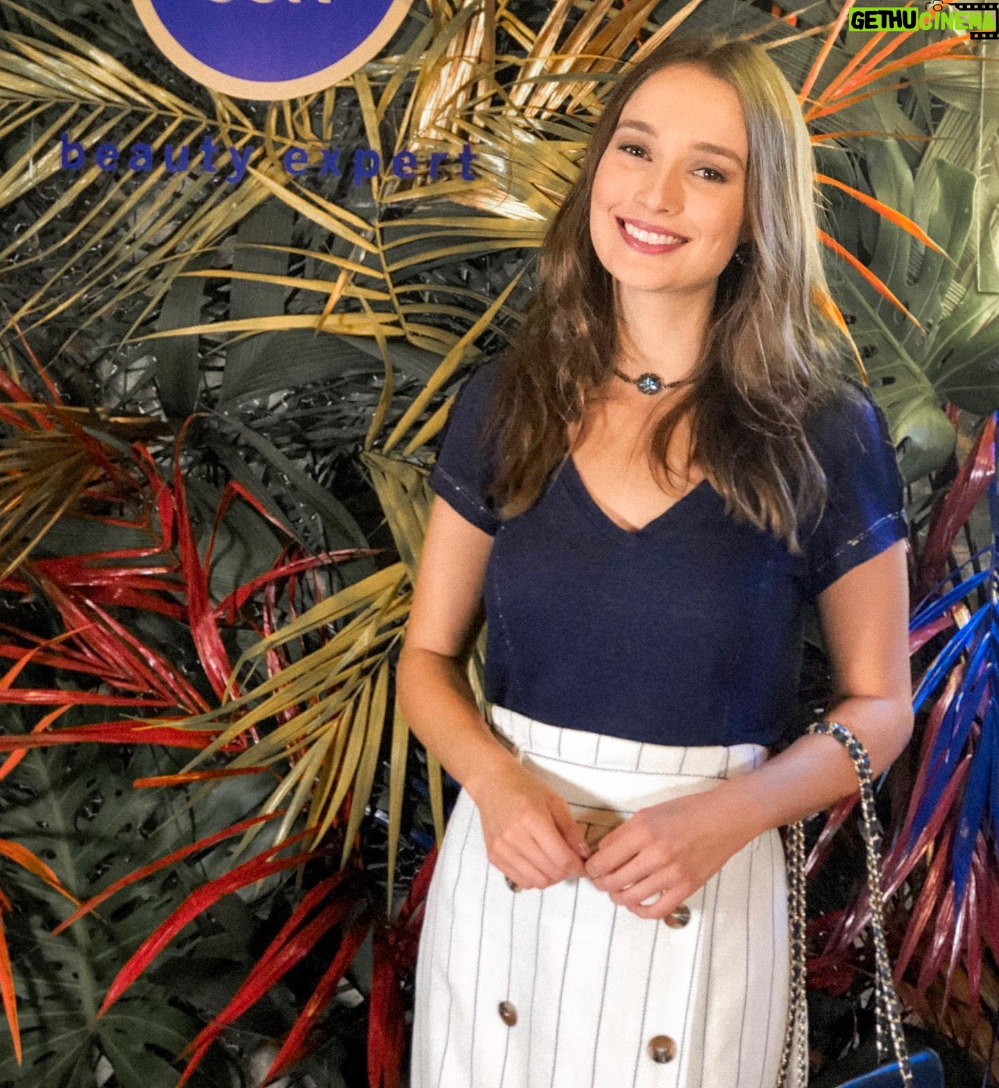 Thays Gorga - 5.2K Likes - Tem coisa melhor do que encontrar vários amigos no mesmo lugar?
Foi tudo tão gostoso que eu esqueci de tirar fotos com um monte de gente querida! 🤷🏻♀️
E lembram do look da @infinifashion que vocês escolheram na enquete que fiz semana passada? Usei ele para ir no evento!🍀✨