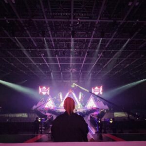 Thelma Aoyama Instagram - PRODUCE 101 JAPAN THE GIRLS
16日にとうとうファイナルを迎えました。

S2でもトレーナーとして関わらせて頂いたので、一度経験しているから大丈夫って思ってたけど、やっぱりファイナルを迎えて数日間色んな感情がぶつかり合ってました。
レベル分けからファイナルまでは凄く長く感じるけど、いつも最後は一瞬。

今回はコロナが開けていたので101人からスタートでした。
韓国での合宿もあっり、慣れないスケジュールの中、ホームシックになる子だったり、環境に戸惑う子、オーディションが初めてで緊張しちゃう子だったり、風邪でレッスンに出れない子、毎日不安や葛藤に駆られていた子は少なくなかったと思う。
それでも練習生みんな互いに支え合いながら、沢山努力を重ね、本当に頑張ってました。
最初から一つ一つのレッスンやステージを真剣に全力でみんな取り組んでくれました。
どんな緊張やプレッシャーを抱えながらもいつも堂々とステージに立つ姿はかっこよかった。
みんな本当に凄いよ!!本当に強い!!
もちろんライブは生物だから悔しい瞬間もあったけど、その経験は最高級の武器にもなるって私は信じてます。

会う度にみんなの声の特徴や癖が見えてきて、指導するポイントも明確になっていったし、レッスンの度にみんながとてつもなく成長していく姿に感動してました。
声は（きっとダンスも）感情が素直に出るから、出来るだけ声帯も心も緩めれる様に寄り添うことを心がけてレッスンを進めていきました。みんなと沢山話たのも今ではいい思い出です。

この数ヶ月色んなことがあったけれども、とても掛け替えのない時間でした。
S2もそうだけど、本当にみんなから学ぶことが沢山ありました。レッスン後には毎回新たな課題を見つけれたし、みんなと沢山「音楽」と向き合えました!! 
何があろうと私は「みんな」の成長が毎日のモチベーションでしたし、原動力でした。
どんな時も心を枯らさず、常に自分と向き合い、前を向き、諦めなかった。
みんなのその強い意志に何度も救われました。
だからひとり一人に感謝の気持ちでいっぱいです。
本当にありがとう。
本当に本当に有り難う!!!!
そして本当にお疲れ様。本気でみんな最高だし、大好きだよ。

惜しくも脱落してしまった練習生のみんなも誰かにとってはもう「アイドル」です。
ひとり一人輝くものを確実に持ってます。
これからどんな道を歩もうと、確実に「仲間」は居ます。
流した涙も悔しさも宝物です。
だから胸を張って突き進んで欲しいと思う。
（※事務所選びは慎重に!契約書もちゃんと読んでね!)

トレーナーのみんな＆カエラさん!! 本当にありがとうございました!!心の底からラブです。

全てのスタッフの皆さん：トレーナーのみんな・練習生へ沢山の愛をありがとうございました!!!沢山休んで下さい。

ご家族の皆様：心配になる瞬間も多々あったと思いますが、大切な娘さんを私たちに預けてくださって本当に有り難う御座いました。

国プの皆さん:練習生のみんなへの沢山の応援と投票をありがとうございました。みんなにとって励みにもなり、パワーにもなっていたと思います。これからも「愛」がある言葉で応援よろしくお願い致します。

改めてME:Iのみんな、デビューおめでとう!
パワーアップしたみんなの姿を心から楽しみにしてる。

みんなと出会えて幸せです。
みんなに愛を♡
テルマ