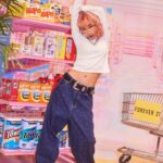 Thelma Aoyama Instagram - 今日から数量限定でFOREVER21とのコラボアイテムが発売になりました!! 再販は無いので、気になったら是非お早めにゲットして下さい💖🎀🙋🏽‍♀️ 気に入って貰えたら嬉しいー!!❤️‍🔥❤️‍🔥 ノベルティで「ショッピングバッグ」を先着でプレゼントしてます:) #forever21 #フォーエバー21 🎀アイテム4型🎀 ①モンスターブルゾン　「＃ブルブル震えながらも存在デカめで歩くと決めた私のブルゾン」 ￥17,600(税込) カラー3色【ブラック、ピンク、ライトブルー】、サイズフリー ②グラフィックロンT　「＃時間無くてもこの一枚で決まっちゃう遅刻防止のロンT」 ￥4,950(税込) カラー2色【オフホワイト、ブラック】、サイズ2型【S,M】 ③グリッターパンツ　「＃流石にスワイプで飛ばされないシャカパン」 ￥5,500(税込) カラー2色【ピンク、パープル】、サイズ2型【S,M】 ④ビジューデニムパンツ　「＃うちらの未来みたいにキラキラ眩し過ぎるデニム」 ￥9,900(税込) カラー2色【ライトブルー、ブルー】、サイズ2型【M,L】 ■発売場所 [全国3店舗] ・大阪 / ららぽーと門真店 ・千葉 / ららぽーとTOKYO-BAY店 ・【9/15NEW】横浜 / ジョイナス店 [WEB STORE]【※9/15(金)10:00～発売開始】 ・公式WEB STORE.st　 ・ZOZOTOWN
