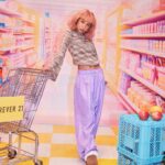 Thelma Aoyama Instagram - 今日から数量限定でFOREVER21とのコラボアイテムが発売になりました!! 再販は無いので、気になったら是非お早めにゲットして下さい💖🎀🙋🏽‍♀️ 気に入って貰えたら嬉しいー!!❤️‍🔥❤️‍🔥 ノベルティで「ショッピングバッグ」を先着でプレゼントしてます:) #forever21 #フォーエバー21 🎀アイテム4型🎀 ①モンスターブルゾン　「＃ブルブル震えながらも存在デカめで歩くと決めた私のブルゾン」 ￥17,600(税込) カラー3色【ブラック、ピンク、ライトブルー】、サイズフリー ②グラフィックロンT　「＃時間無くてもこの一枚で決まっちゃう遅刻防止のロンT」 ￥4,950(税込) カラー2色【オフホワイト、ブラック】、サイズ2型【S,M】 ③グリッターパンツ　「＃流石にスワイプで飛ばされないシャカパン」 ￥5,500(税込) カラー2色【ピンク、パープル】、サイズ2型【S,M】 ④ビジューデニムパンツ　「＃うちらの未来みたいにキラキラ眩し過ぎるデニム」 ￥9,900(税込) カラー2色【ライトブルー、ブルー】、サイズ2型【M,L】 ■発売場所 [全国3店舗] ・大阪 / ららぽーと門真店 ・千葉 / ららぽーとTOKYO-BAY店 ・【9/15NEW】横浜 / ジョイナス店 [WEB STORE]【※9/15(金)10:00～発売開始】 ・公式WEB STORE.st　 ・ZOZOTOWN