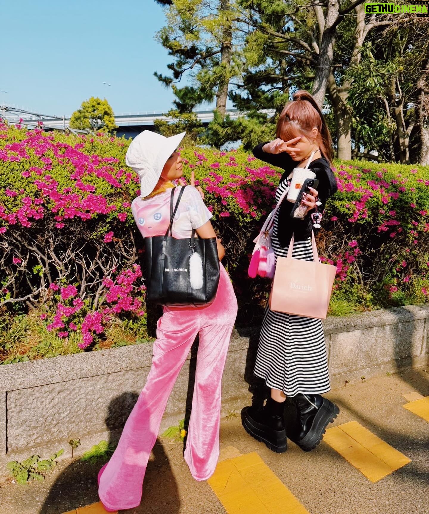 Thelma Aoyama Instagram - 🌸🩷☀️✌🏽🐳最高な休日🩵🌺🐬🦋🌴🌻 @ange1115 (いつメン) @y_atsushi0123 (初メン) ドライブ→公園→YouTube撮影→お台場でガチャ→プリクラ→クレープ→足ツボ🩷🙋🏽♀️ 楽しすぎた1日🫶🏼