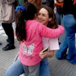 Thelma Fardin Instagram - Por ellas 💜 No es feliz porque abusan a una de cada 5 niñas en su infancia (según datos de la OMS), no es feliz porque asesinan a una mujer por día por el solo hecho de ser mujer. Querido varón; No te odiamos, solo odiamos que haya varones que odien a las mujeres. A todos esos que no; los llamo, los necesitamos. Sí, necesitamos que no tengan miedo de abrazar el feminismo, el que tanta mala prensa tiene hoy, producto de campañas sistemáticas para desinformar y generar más violencia. Sólo juntos vamos a cambiar la realidad. Hoy, no callar, alzar la voz, es un acto heroico. Hablar puede implicar que llueva violencia virtual, que es violencia real, porque tiene un enorme impacto sobre nuestra psiquis. Pero callar, para mi, hace mucho tiempo NO ES UNA OPCIÓN. Cuando hablamos de ellos y nosotras (os) de qué hablamos? Ellos (ellas) son todos quienes niegan una realidad que se hace visible mirando estadísticas (esas que tanto les gusta nombrar), son quienes quieren volver a silenciarnos. Nosotras y nosotros somos los que queremos un mundo con las mismas oportunidades, tengas lo que tengas en la entrepierna, te percibas como te percibas, teniendo la libertad de decidir, exacto; LIBERTAD, la que tan vaciada de contenido está por los discursos de odio que tergiversan los conceptos. Estamos (siempre) en una batalla cultural, aunque hoy parezca que la perdemos, tranquilos, somos muchos los que vamos a resistir, somos muchas las que aunque hoy recibamos odio, mañana cuando nos necesites vamos a estar, porque no preguntamos cómo pensas cuando sufrís violencia, o cuando te matan a una hija. (Acá es cuando me dicen que ayudo solo a quien me conviene) NO MASTER, ayudo a quien me da las manos y el cuerpo y sobre todo no lo twitteo (porque la vida no es ahí, aunque hoy parezca…) Hoy en las calles 💜 #8marzo