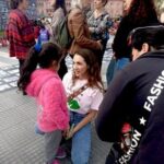 Thelma Fardin Instagram - Por ellas 💜 No es feliz porque abusan a una de cada 5 niñas en su infancia (según datos de la OMS), no es feliz porque asesinan a una mujer por día por el solo hecho de ser mujer. Querido varón; No te odiamos, solo odiamos que haya varones que odien a las mujeres. A todos esos que no; los llamo, los necesitamos. Sí, necesitamos que no tengan miedo de abrazar el feminismo, el que tanta mala prensa tiene hoy, producto de campañas sistemáticas para desinformar y generar más violencia. Sólo juntos vamos a cambiar la realidad. Hoy, no callar, alzar la voz, es un acto heroico. Hablar puede implicar que llueva violencia virtual, que es violencia real, porque tiene un enorme impacto sobre nuestra psiquis. Pero callar, para mi, hace mucho tiempo NO ES UNA OPCIÓN. Cuando hablamos de ellos y nosotras (os) de qué hablamos? Ellos (ellas) son todos quienes niegan una realidad que se hace visible mirando estadísticas (esas que tanto les gusta nombrar), son quienes quieren volver a silenciarnos. Nosotras y nosotros somos los que queremos un mundo con las mismas oportunidades, tengas lo que tengas en la entrepierna, te percibas como te percibas, teniendo la libertad de decidir, exacto; LIBERTAD, la que tan vaciada de contenido está por los discursos de odio que tergiversan los conceptos. Estamos (siempre) en una batalla cultural, aunque hoy parezca que la perdemos, tranquilos, somos muchos los que vamos a resistir, somos muchas las que aunque hoy recibamos odio, mañana cuando nos necesites vamos a estar, porque no preguntamos cómo pensas cuando sufrís violencia, o cuando te matan a una hija. (Acá es cuando me dicen que ayudo solo a quien me conviene) NO MASTER, ayudo a quien me da las manos y el cuerpo y sobre todo no lo twitteo (porque la vida no es ahí, aunque hoy parezca…) Hoy en las calles 💜 #8marzo