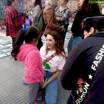 Thelma Fardin - 20.4K Likes - Por ellas 💜
No es feliz porque abusan a una de cada 5 niñas en su infancia (según datos de la OMS), no es feliz porque asesinan a una mujer por día por el solo hecho de ser mujer.
Querido varón; No te odiamos, solo odiamos que haya varones que odien a las mujeres. A todos esos que no; los llamo, los necesitamos. Sí, necesitamos que no tengan miedo de abrazar el feminismo, el que tanta mala prensa tiene hoy, producto de campañas sistemáticas para desinformar y generar más violencia. Sólo juntos vamos a cambiar la realidad.
Hoy, no callar, alzar la voz, es un acto heroico. Hablar puede implicar que llueva violencia virtual, que es violencia real, porque tiene un enorme impacto sobre nuestra psiquis. Pero callar, para mi, hace mucho tiempo NO ES UNA OPCIÓN.
Cuando hablamos de ellos y nosotras (os) de qué hablamos? Ellos (ellas) son todos quienes niegan una realidad que se hace visible mirando estadísticas (esas que tanto les gusta nombrar), son quienes quieren volver a silenciarnos. Nosotras y nosotros somos los que queremos un mundo con las mismas oportunidades, tengas lo que tengas en la entrepierna, te percibas como te percibas, teniendo la libertad de decidir, exacto; LIBERTAD, la que tan vaciada de contenido está por los discursos de odio que tergiversan los conceptos.
Estamos (siempre) en una batalla cultural, aunque hoy parezca que la perdemos, tranquilos, somos muchos los que vamos a resistir, somos muchas las que aunque hoy recibamos odio, mañana cuando nos necesites vamos a estar, porque no preguntamos cómo pensas cuando sufrís violencia, o cuando te matan a una hija. (Acá es cuando me dicen que ayudo solo a quien me conviene) NO MASTER, ayudo a quien me da las manos y el cuerpo y sobre todo no lo twitteo (porque la vida no es ahí, aunque hoy parezca…)
Hoy en las calles 💜
#8marzo