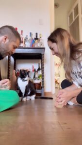 Thelma Fardin Instagram - Quisimos probar el challenge de la patita nosotros también 🙋🏻‍♀️🐈‍⬛ Moria es la 1