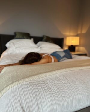 Thelma Fardin Instagram - El jean que me dejé para la siesta @dbdivinabolivia 🎈