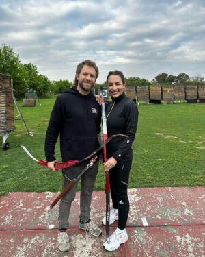 Thelma Fardin Instagram - Cumplí 31, y otra vez no me imaginé nada de lo que iba a estar pasando en mi vida en este momento, y si lo hice la realidad es tremendamente superadora. @nico__riera no se entiende el nivel de amor y agasajo que armaste!! 😍 
Me trajo chilaquiles de desayuno por mis épocas mexicanas, me llevó a jugar a la pilota de karting, hicimos mi plan favorito tirando con arco al aire libre y lo más hermoso: terminamos con toda la gente que amo en nuestro hogar. (Escribo esto con un desayuno gigante en un lugar hermoso y con él al lado, alucinada con la vida y sus sorpresas). 
Gracias amigues por todo su amor, sin ustedes nada sería lo que es! 💜
Presiento que esta década se va a titular DISFRUTE 🎈