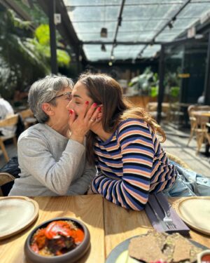 Thelma Fardin Instagram - Cumplí 31, y otra vez no me imaginé nada de lo que iba a estar pasando en mi vida en este momento, y si lo hice la realidad es tremendamente superadora. @nico__riera no se entiende el nivel de amor y agasajo que armaste!! 😍 
Me trajo chilaquiles de desayuno por mis épocas mexicanas, me llevó a jugar a la pilota de karting, hicimos mi plan favorito tirando con arco al aire libre y lo más hermoso: terminamos con toda la gente que amo en nuestro hogar. (Escribo esto con un desayuno gigante en un lugar hermoso y con él al lado, alucinada con la vida y sus sorpresas). 
Gracias amigues por todo su amor, sin ustedes nada sería lo que es! 💜
Presiento que esta década se va a titular DISFRUTE 🎈