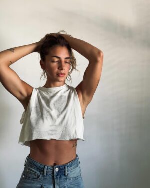 Thelma Fardin Instagram - No, no tengo un departamento de 500 mil dólares comprado con plata del Estado. Cómo me rompen los ovarios con sus mentiras. Vengan con pruebas. Ojo: no valen recibos de sueldo truchos como los que me inventaron en los últimos 5 años. Les gusta construirme como élite para alejarme de la gente, para inocular odio, porque no tienen argumentos serios para deslegitimar mi lucha. 
Besis 
Las fotos son excusa para decir esto.