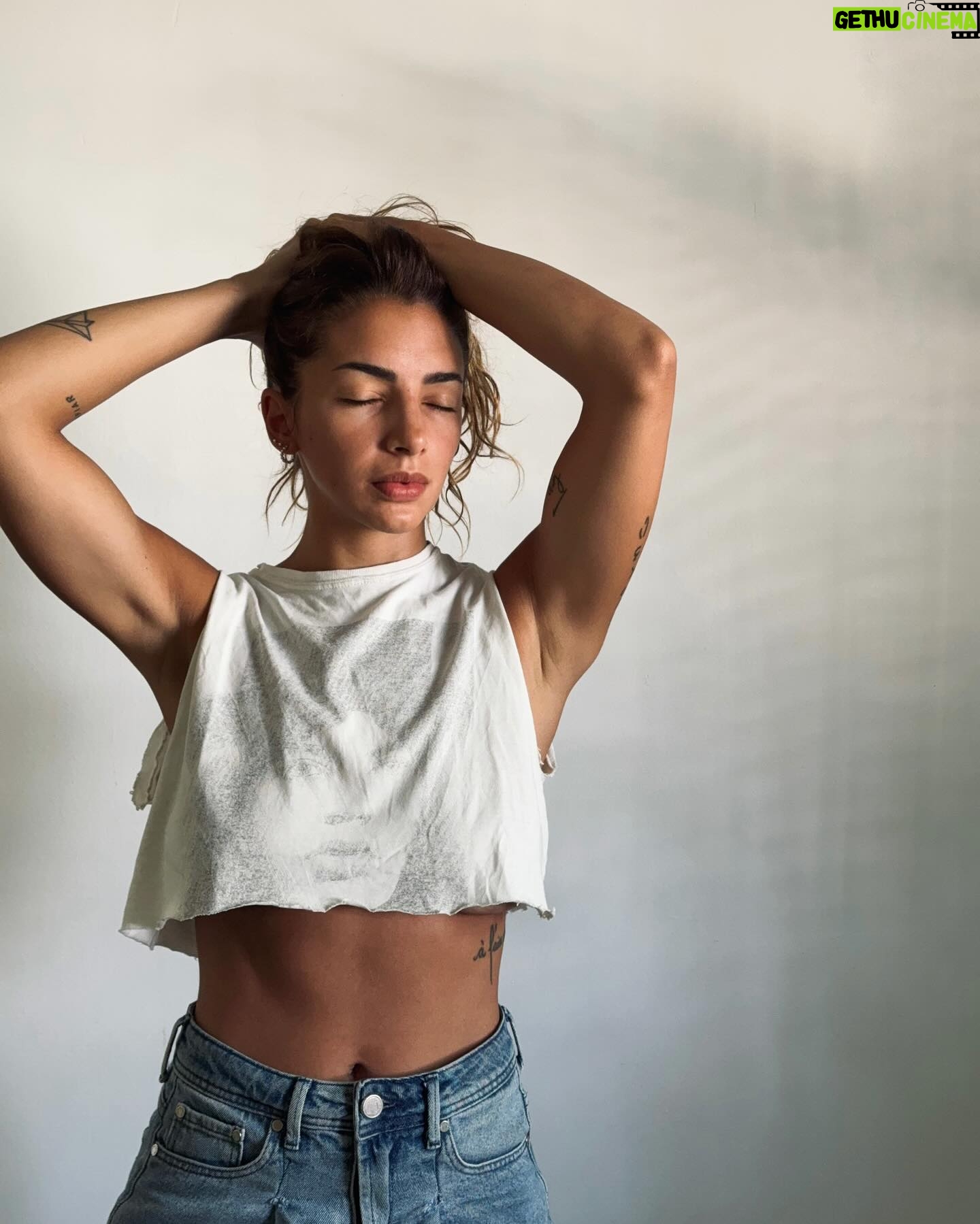 Thelma Fardin - 37.7K Likes - No, no tengo un departamento de 500 mil dólares comprado con plata del Estado. Cómo me rompen los ovarios con sus mentiras. Vengan con pruebas. Ojo: no valen recibos de sueldo truchos como los que me inventaron en los últimos 5 años. Les gusta construirme como élite para alejarme de la gente, para inocular odio, porque no tienen argumentos serios para deslegitimar mi lucha.
Besis
Las fotos son excusa para decir esto.