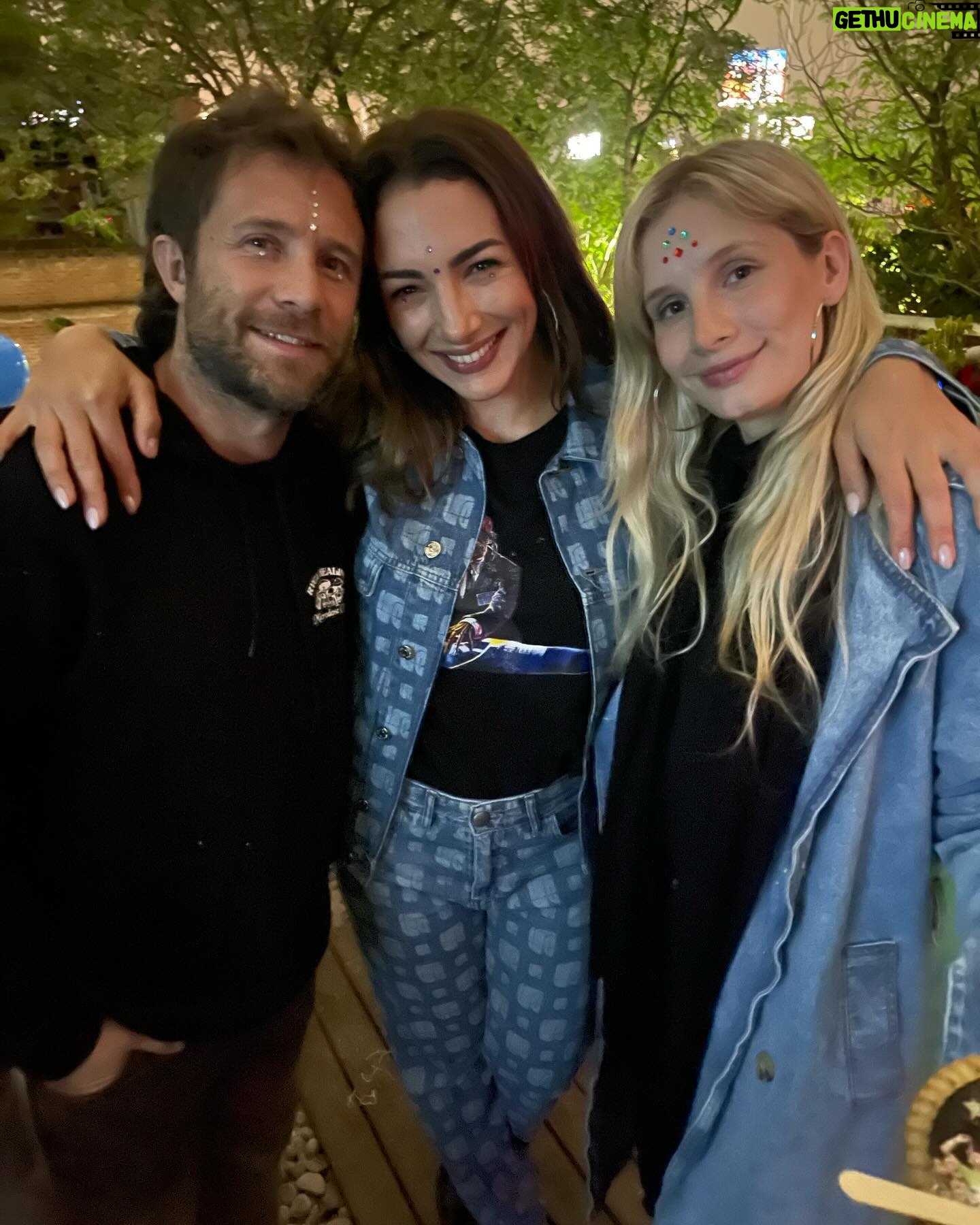 Thelma Fardin - 15.4K Likes - Cumplí 31, y otra vez no me imaginé nada de lo que iba a estar pasando en mi vida en este momento, y si lo hice la realidad es tremendamente superadora. @nico__riera no se entiende el nivel de amor y agasajo que armaste!! 😍
Me trajo chilaquiles de desayuno por mis épocas mexicanas, me llevó a jugar a la pilota de karting, hicimos mi plan favorito tirando con arco al aire libre y lo más hermoso: terminamos con toda la gente que amo en nuestro hogar. (Escribo esto con un desayuno gigante en un lugar hermoso y con él al lado, alucinada con la vida y sus sorpresas).
Gracias amigues por todo su amor, sin ustedes nada sería lo que es! 💜
Presiento que esta década se va a titular DISFRUTE 🎈