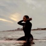 Thelma Fardin Instagram - El audio del último video, de hace un ratito en el mar, es exactamente mi sensación de este momento. Yo: “Me prometes que se calma?” Mi amor me responde: “Ya pasaste la rompiente”… ufff… me siento, exhalo. Que venga aprendizaje, paciencia y amor en abundancia para cada uno de nosotros. Adiós 2023, casi no te sobrevivo, pero no solo pasaste sino que me trajiste el amor menos pensando.