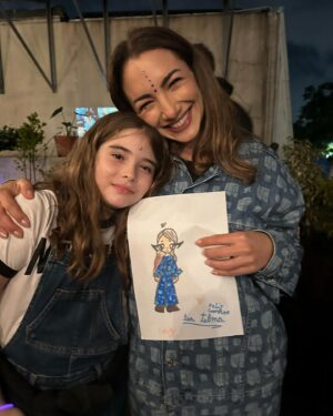 Thelma Fardin Instagram - Cumplí 31, y otra vez no me imaginé nada de lo que iba a estar pasando en mi vida en este momento, y si lo hice la realidad es tremendamente superadora. @nico__riera no se entiende el nivel de amor y agasajo que armaste!! 😍 
Me trajo chilaquiles de desayuno por mis épocas mexicanas, me llevó a jugar a la pilota de karting, hicimos mi plan favorito tirando con arco al aire libre y lo más hermoso: terminamos con toda la gente que amo en nuestro hogar. (Escribo esto con un desayuno gigante en un lugar hermoso y con él al lado, alucinada con la vida y sus sorpresas). 
Gracias amigues por todo su amor, sin ustedes nada sería lo que es! 💜
Presiento que esta década se va a titular DISFRUTE 🎈