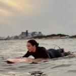 Thelma Fardin Instagram - El audio del último video, de hace un ratito en el mar, es exactamente mi sensación de este momento. Yo: “Me prometes que se calma?” Mi amor me responde: “Ya pasaste la rompiente”… ufff… me siento, exhalo. Que venga aprendizaje, paciencia y amor en abundancia para cada uno de nosotros. Adiós 2023, casi no te sobrevivo, pero no solo pasaste sino que me trajiste el amor menos pensando.