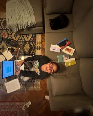Thelma Fardin Instagram - Lo mejor es India corrigiendo el libro 🐈‍⬛🤓