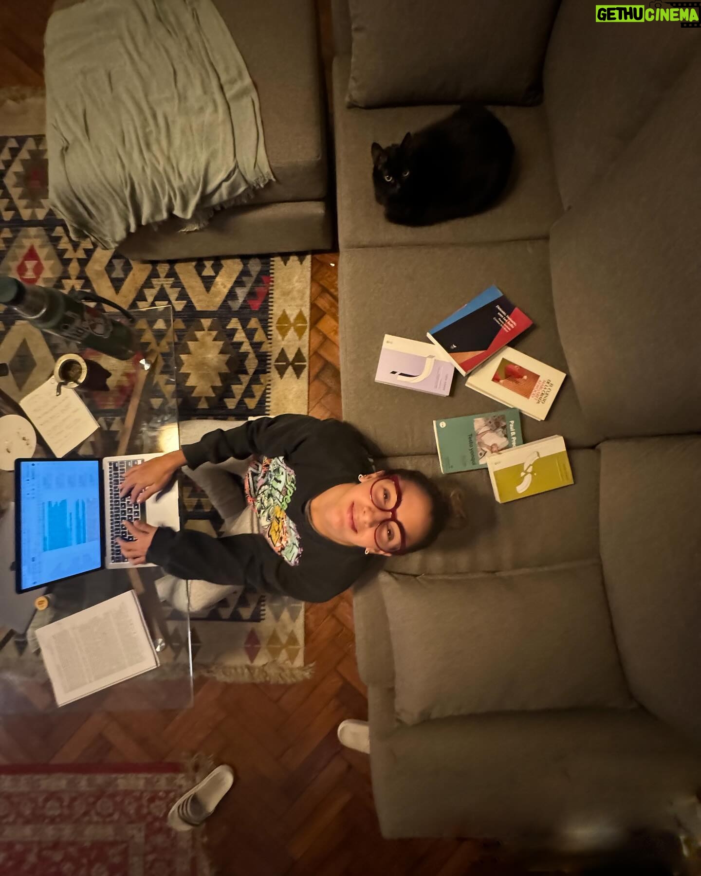 Thelma Fardin - 17.6K Likes - Lo mejor es India corrigiendo el libro 🐈⬛🤓