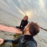 Thelma Fardin Instagram - El audio del último video, de hace un ratito en el mar, es exactamente mi sensación de este momento. Yo: “Me prometes que se calma?” Mi amor me responde: “Ya pasaste la rompiente”… ufff… me siento, exhalo. Que venga aprendizaje, paciencia y amor en abundancia para cada uno de nosotros. Adiós 2023, casi no te sobrevivo, pero no solo pasaste sino que me trajiste el amor menos pensando.
