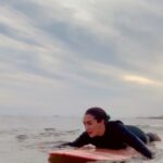 Thelma Fardin Instagram - El audio del último video, de hace un ratito en el mar, es exactamente mi sensación de este momento. Yo: “Me prometes que se calma?” Mi amor me responde: “Ya pasaste la rompiente”… ufff… me siento, exhalo. Que venga aprendizaje, paciencia y amor en abundancia para cada uno de nosotros. Adiós 2023, casi no te sobrevivo, pero no solo pasaste sino que me trajiste el amor menos pensando.