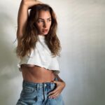 Thelma Fardin Instagram - No, no tengo un departamento de 500 mil dólares comprado con plata del Estado. Cómo me rompen los ovarios con sus mentiras. Vengan con pruebas. Ojo: no valen recibos de sueldo truchos como los que me inventaron en los últimos 5 años. Les gusta construirme como élite para alejarme de la gente, para inocular odio, porque no tienen argumentos serios para deslegitimar mi lucha. Besis Las fotos son excusa para decir esto.