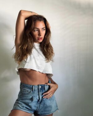 Thelma Fardin Instagram - No, no tengo un departamento de 500 mil dólares comprado con plata del Estado. Cómo me rompen los ovarios con sus mentiras. Vengan con pruebas. Ojo: no valen recibos de sueldo truchos como los que me inventaron en los últimos 5 años. Les gusta construirme como élite para alejarme de la gente, para inocular odio, porque no tienen argumentos serios para deslegitimar mi lucha. 
Besis 
Las fotos son excusa para decir esto.