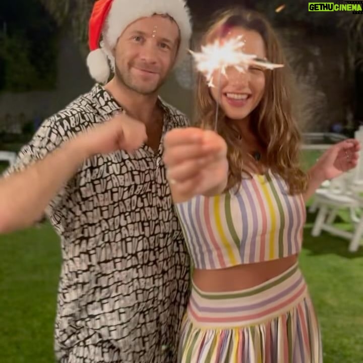 Thelma Fardin Instagram - Feliz Navidad ♥️ Que sea repleta de amor y rodeados de gente querida para todos