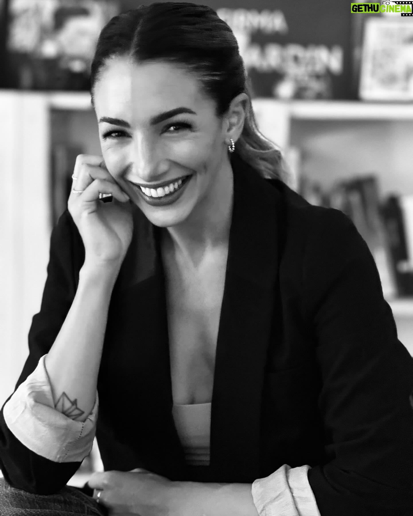 Thelma Fardin - 15.8K Likes - Una de estas dos será la foto de solapa en mi próximo libro. Cual eligen? 1 o 2 ?
📷 @nico__riera