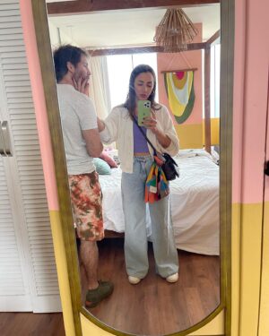 Thelma Fardin Instagram - Elegir ser feliz es a veces el mayor desafío. Hace una semana después de un congreso donde junto a grandes mujeres removimos cosas muy duras , me vino a visitar él, estar en hoteles me cuesta muchísimo y Niki vino a acompañarme para que la lucha no sea sólo sacrificio, aunque muchos esperen que solo sea eso. Les agradezco a cada uno de los que nos mandan amor, porque saben que amar a veces es lo más revolucionario que podemos hacer. 
Te amo @nico__riera , qué vida intensa. ♥️