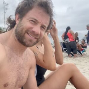 Thelma Fardin Instagram - Elegir ser feliz es a veces el mayor desafío. Hace una semana después de un congreso donde junto a grandes mujeres removimos cosas muy duras , me vino a visitar él, estar en hoteles me cuesta muchísimo y Niki vino a acompañarme para que la lucha no sea sólo sacrificio, aunque muchos esperen que solo sea eso. Les agradezco a cada uno de los que nos mandan amor, porque saben que amar a veces es lo más revolucionario que podemos hacer. 
Te amo @nico__riera , qué vida intensa. ♥️