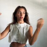 Thelma Fardin Instagram - No, no tengo un departamento de 500 mil dólares comprado con plata del Estado. Cómo me rompen los ovarios con sus mentiras. Vengan con pruebas. Ojo: no valen recibos de sueldo truchos como los que me inventaron en los últimos 5 años. Les gusta construirme como élite para alejarme de la gente, para inocular odio, porque no tienen argumentos serios para deslegitimar mi lucha. Besis Las fotos son excusa para decir esto.