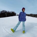 Thelma Fardin Instagram - Felicidad se dice montaña y amigos. Y para darlo todo en la nieve el stayle es de @roxyargentina