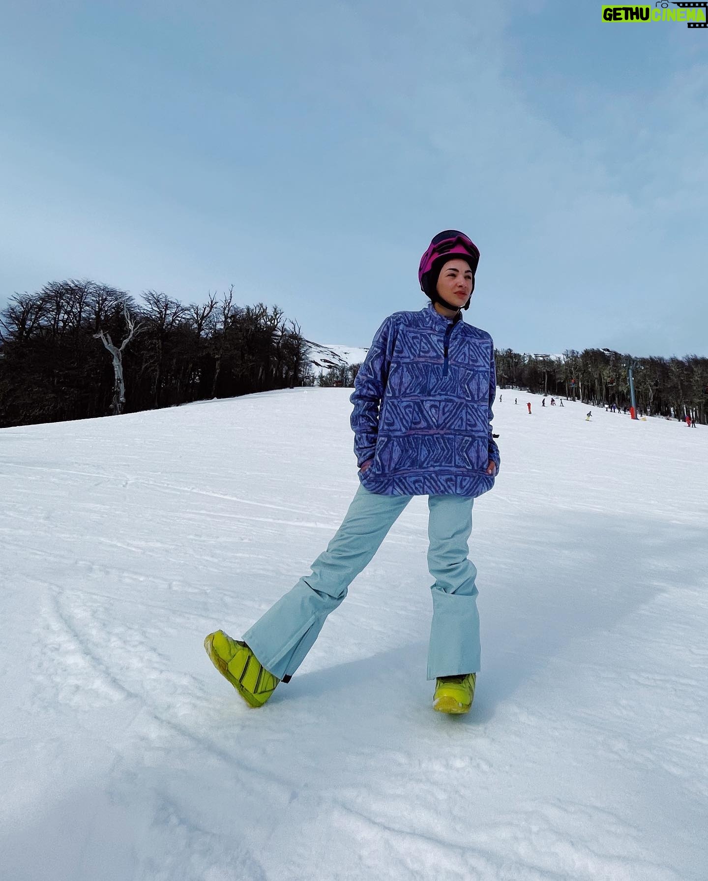 Thelma Fardin Instagram - Felicidad se dice montaña y amigos. Y para darlo todo en la nieve el stayle es de @roxyargentina