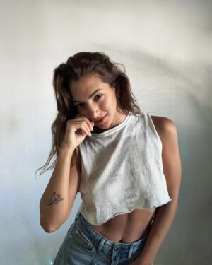 Thelma Fardin Instagram - No, no tengo un departamento de 500 mil dólares comprado con plata del Estado. Cómo me rompen los ovarios con sus mentiras. Vengan con pruebas. Ojo: no valen recibos de sueldo truchos como los que me inventaron en los últimos 5 años. Les gusta construirme como élite para alejarme de la gente, para inocular odio, porque no tienen argumentos serios para deslegitimar mi lucha. 
Besis 
Las fotos son excusa para decir esto.