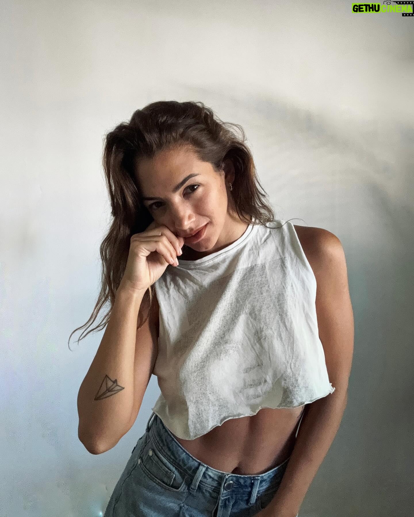 Thelma Fardin - 37.7K Likes - No, no tengo un departamento de 500 mil dólares comprado con plata del Estado. Cómo me rompen los ovarios con sus mentiras. Vengan con pruebas. Ojo: no valen recibos de sueldo truchos como los que me inventaron en los últimos 5 años. Les gusta construirme como élite para alejarme de la gente, para inocular odio, porque no tienen argumentos serios para deslegitimar mi lucha.
Besis
Las fotos son excusa para decir esto.
