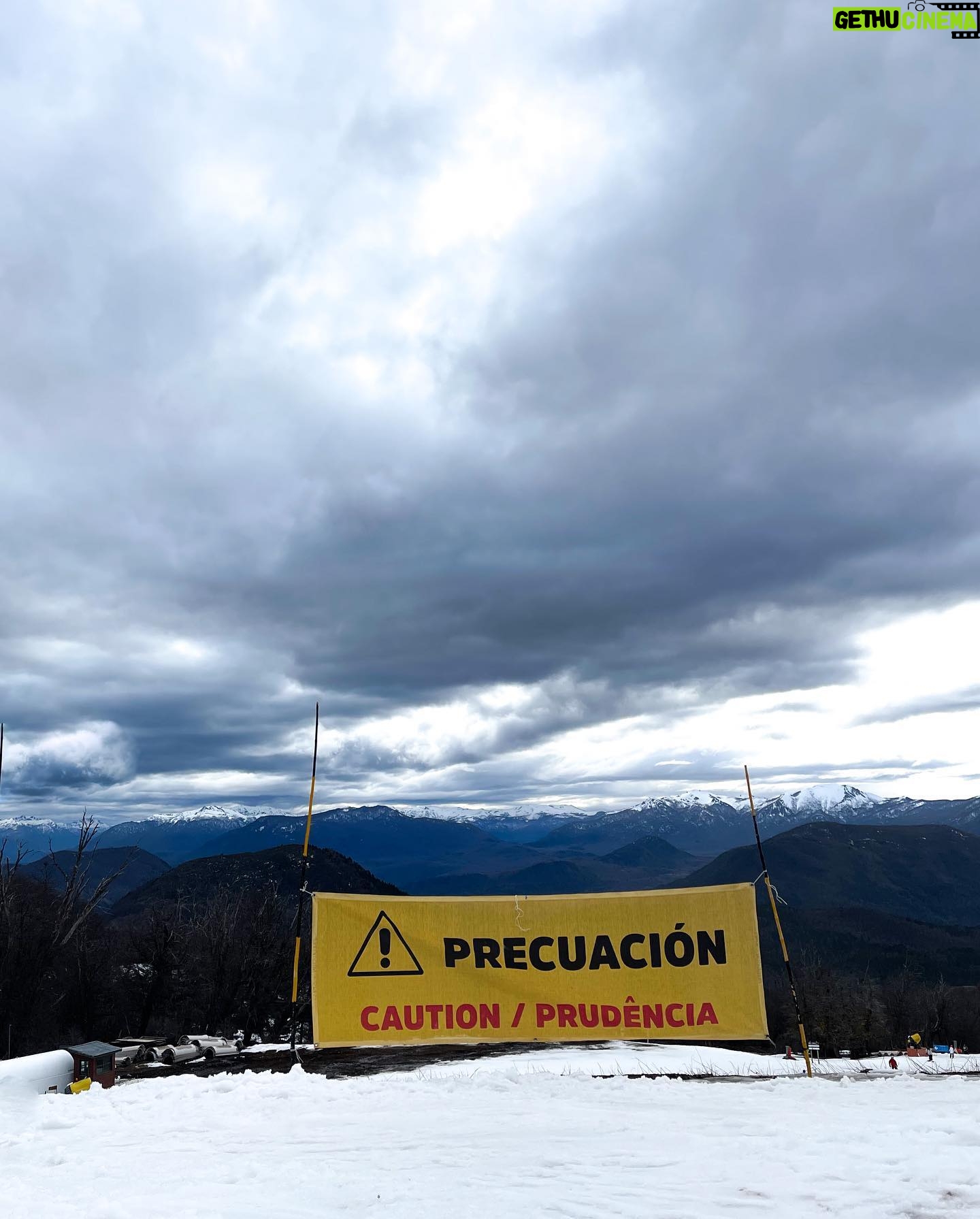 Thelma Fardin Instagram - Felicidad se dice montaña y amigos. Y para darlo todo en la nieve el stayle es de @roxyargentina