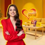 Theo Rose Instagram – Cred că-mi schimb cariera. Din pozele astea pare că mă prinde postura de prezentatoare. Poate e un semn și treaba cu numele de scenă, că doar nu mă cheamă Rose sau Trandafir în buletin. 😂

Împreună cu @lays_romania lansăm prima campanie de împăcare si primul serial creat special pentru movie – cheaters. 

Vrei să-ți ceri scuze în mare stil? Între 5 februarie si 24 martie, înscrie-ți scuzele pe lays.ro/scuze, iar Lay’s ți le va scrie pe cer cu drone, le va viraliza pe net si pe panourile din oraș. În plus, poți câștiga și unul din cele 30 de kituri Lay’s de împăcare. Stay tuned! 

#niciunfilmfaratine #iartamamamuitatfaratine #filmculays