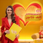 Theo Rose Instagram – Cred că-mi schimb cariera. Din pozele astea pare că mă prinde postura de prezentatoare. Poate e un semn și treaba cu numele de scenă, că doar nu mă cheamă Rose sau Trandafir în buletin. 😂

Împreună cu @lays_romania lansăm prima campanie de împăcare si primul serial creat special pentru movie – cheaters. 

Vrei să-ți ceri scuze în mare stil? Între 5 februarie si 24 martie, înscrie-ți scuzele pe lays.ro/scuze, iar Lay’s ți le va scrie pe cer cu drone, le va viraliza pe net si pe panourile din oraș. În plus, poți câștiga și unul din cele 30 de kituri Lay’s de împăcare. Stay tuned! 

#niciunfilmfaratine #iartamamamuitatfaratine #filmculays