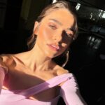 Theo Rose Instagram – Astazi a inceput devreme tare. 
Urmeaza trei zile pe set cu oameni faini, exersandu-mi engleza😂 
Wish me luck🤦🏽‍♀️