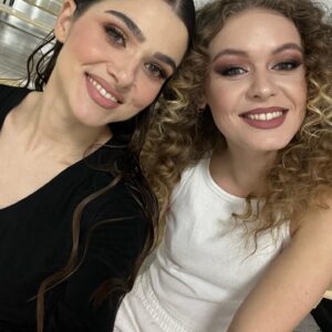 Theo Rose Instagram - Da, in poza suntem eu si finalista noastra de la Vocea Romaniei, acum 10 ani, la un concurs de voci pentru copii. Eu eram co-prezentator pentru prima data, ea concurenta. 
Dupa ce a cantat la auditiile pe nevazute de la Vocea, conducand-o spre Pavel i-am spus ca am senzatia ca ne stim si atunci mi-a amintit de unde.
Nu cred in intamplari. Pe vremea pozei eu doar visam sa fiu ca Melisa de astazi. 
Intalnirea de acum 10 ani ne-a adus impreuna astazi in finala de la Vocea Romaniei si iat-o pe Melisa la un pas de a castiga. 

Sunt 5 luni de entuziasm, repetitii, discutii, certuri, plansete apoi din nou extaz dupa trecerea intr-o alta etapa a concursului. 
Relatia noastra de trei a functionat cam asa: eu si Horia venim cu propuneri de piese, alegem impreuna cu Melisa una dintre ele, merge acasa, se intoarce, canta si Horia zice “NU asa!”, Melisa plange, eu incep munca de convingere cu Horia. Ne dam peste cap pana facem sa ne placa tuturor. Rezultatul? Succes de fiecare data:)) Dar adevarul e ca tot timpul am fost stresati inainte de momentele Melisei. De fiecare data a avut partituri grele si emotii mari. 
Gata! Nu mai e timp.
Incepe Vocea Romaniei. Incepe Melisa.
Daca va place, s-o votati! 

Se da SMS cu textul MELISA la 1456 dupa Start Vot. 

Succes tuturor si Doamne ajuta! Sa fie VOCE!♥️

#teamhoriaroz #MELISA #VoceaRomaniei