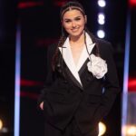 Theo Rose Instagram – Tinuta asta a fost una dintre preferatele mele din sezonul 11 de @vocea_romaniei .
Mi-am dorit un costum frumos si @alinaavramofficial s-a ocupat. 
@lucyfaur se ocupa sa imi satisfaca toate fanteziile stilistice atat de rudimentare:))
Codite marca @andreeaconstantinhair si make up @malvina_isfan , surorile mele cuminti.