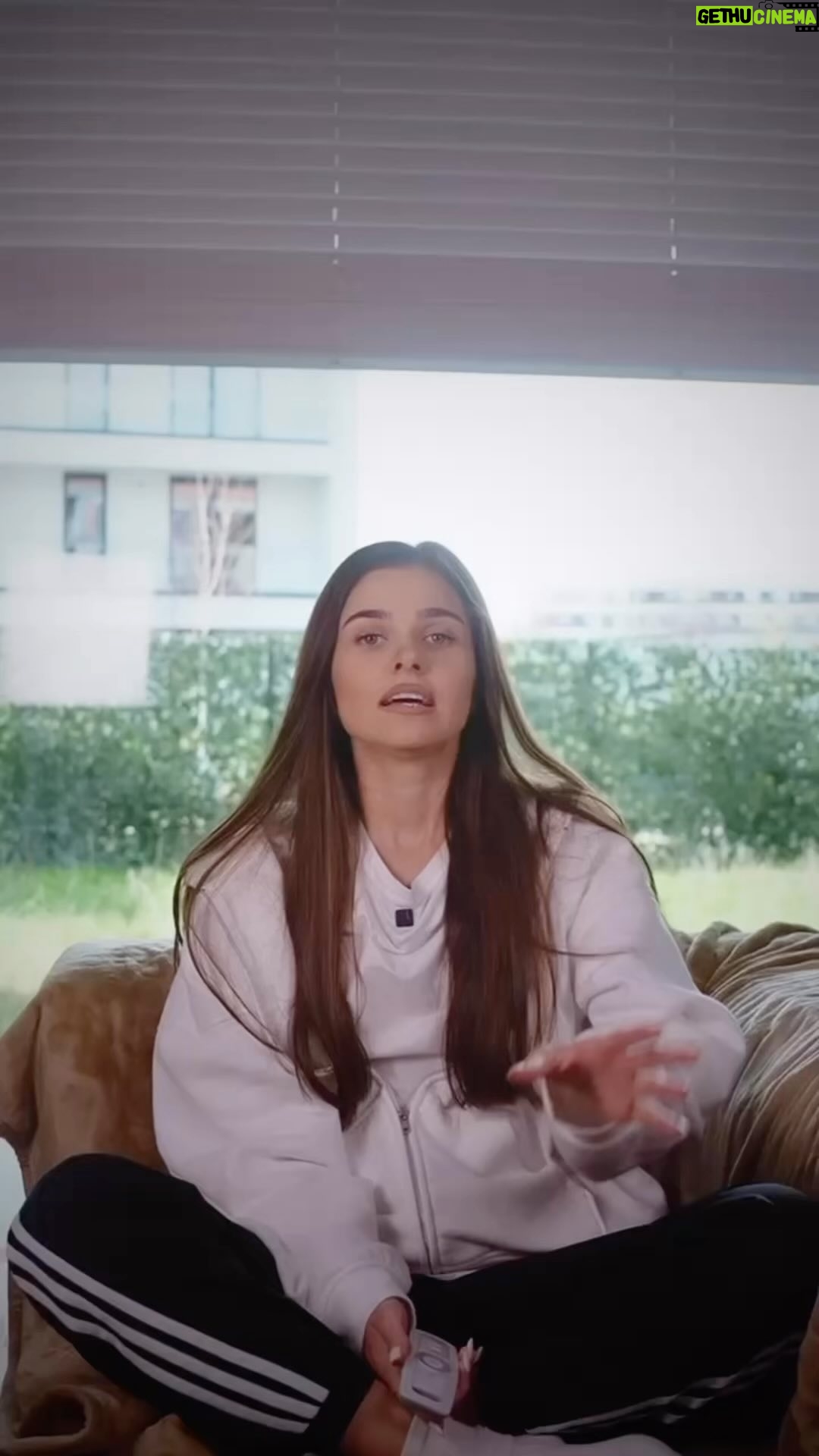 Theo Rose Instagram - Daca sunteti sau veti fi in stadiul amenajarii/renovarii unei locuinte, vin si eu cu niscaiva recomandari. @anmardecorr va poate ajuta pe parte de consultanta,sugestii si solutii potrivite pentru casa si preferintele voastre. Am zis sa pun, de inceput, accent pe detalii care v-ar putea fi de folos, apoi revin cu un home tour. ♥️