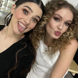 Theo Rose Instagram - Da, in poza suntem eu si finalista noastra de la Vocea Romaniei, acum 10 ani, la un concurs de voci pentru copii. Eu eram co-prezentator pentru prima data, ea concurenta. 
Dupa ce a cantat la auditiile pe nevazute de la Vocea, conducand-o spre Pavel i-am spus ca am senzatia ca ne stim si atunci mi-a amintit de unde.
Nu cred in intamplari. Pe vremea pozei eu doar visam sa fiu ca Melisa de astazi. 
Intalnirea de acum 10 ani ne-a adus impreuna astazi in finala de la Vocea Romaniei si iat-o pe Melisa la un pas de a castiga. 

Sunt 5 luni de entuziasm, repetitii, discutii, certuri, plansete apoi din nou extaz dupa trecerea intr-o alta etapa a concursului. 
Relatia noastra de trei a functionat cam asa: eu si Horia venim cu propuneri de piese, alegem impreuna cu Melisa una dintre ele, merge acasa, se intoarce, canta si Horia zice “NU asa!”, Melisa plange, eu incep munca de convingere cu Horia. Ne dam peste cap pana facem sa ne placa tuturor. Rezultatul? Succes de fiecare data:)) Dar adevarul e ca tot timpul am fost stresati inainte de momentele Melisei. De fiecare data a avut partituri grele si emotii mari. 
Gata! Nu mai e timp.
Incepe Vocea Romaniei. Incepe Melisa.
Daca va place, s-o votati! 

Se da SMS cu textul MELISA la 1456 dupa Start Vot. 

Succes tuturor si Doamne ajuta! Sa fie VOCE!♥️

#teamhoriaroz #MELISA #VoceaRomaniei
