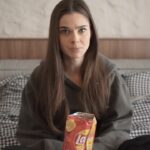 Theo Rose Instagram - @lays_romania 'sare' în ajutorul cuplurilor certate din cauză c-au comis movie-cheating: împreună cu ei am făcut „IARTĂ-MĂ, M-AM UITAT FĂRĂ TINE”, o emisiune spe-ci-a-lă în care îi ajutăm se se împace și să treacă peste infidelitatea asta cinematografică, c-un buchet de Lay's și o promisiune. Dacă vreți și voi să vă cereți scuze c-ați înselat la filme sau seriale, intrați pe lays.ro/scuze și o puteți face în mare stil. #niciunfilmfaratine #iartamamamuitatfaratine #filmculays