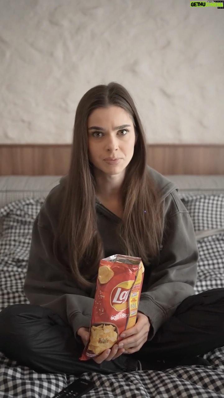 Theo Rose Instagram - @lays_romania 'sare' în ajutorul cuplurilor certate din cauză c-au comis movie-cheating: împreună cu ei am făcut „IARTĂ-MĂ, M-AM UITAT FĂRĂ TINE”, o emisiune spe-ci-a-lă în care îi ajutăm se se împace și să treacă peste infidelitatea asta cinematografică, c-un buchet de Lay's și o promisiune. Dacă vreți și voi să vă cereți scuze c-ați înselat la filme sau seriale, intrați pe lays.ro/scuze și o puteți face în mare stil. #niciunfilmfaratine #iartamamamuitatfaratine #filmculays