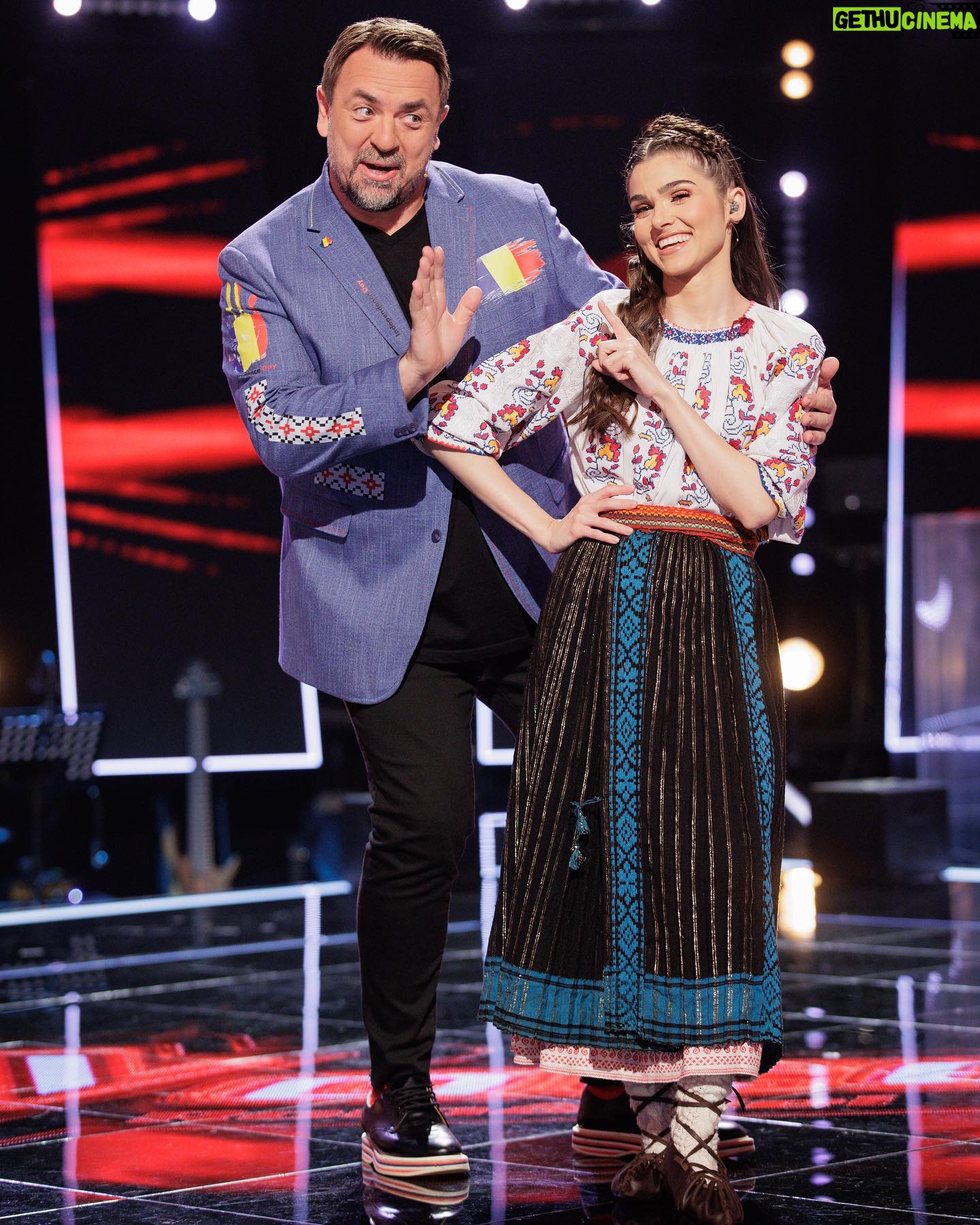 Theo Rose Instagram - Cel mai greu la @vocea_romaniei e sa duci povara responsabilitatii alegerii pieselor. Atunci cand ai niste voci atat de bune si versatile, nu vei sti niciodata daca s-ar fi putut mai bine, mai mult. Avem greu si in seara asta… De la 20:30 o sa ne vedeti in haos la @vocea_romaniei 😂 Va puteti vota favoritul din fiecare echipa. In a noastra sunt cele doua prietene, MELISA SI ALEXANDRA S. Le puteti vota prin SMS la 1456 sau online pe voteazavocea.protv.ro dupa START VOT. #teamhoriaroz