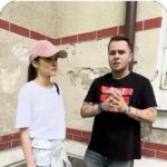 Theo Rose Instagram – De sărbători am fost cu cadouri la copiii internați la Obregia. Acolo vom construi un spital nou și asta e doar cu ajutorul vostru. Un sms cu textul FACEM la 8864 și la 8845, un follow la @fundatiametropolis.
 
Sărbători fericite din partea noastră, toți cei care tragem la #spitalepublicedinbaniprivati

P. S. Toate decorațiile din ziua respectiva au fost făcute de @magicbymeraki