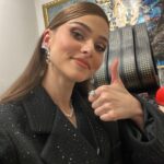 Theo Rose Instagram - Eu sunt o privilegiata a sortii. Clar, prost sa fii sa nu te urci intr-un tren care opreste la poarta ta, desi tu n-ai cale ferata la poarta. Nu radeti! Sunt si care nu se urca. Unii nu se urca pentru ca le ia prea mult sa se dumireasca daca e psihoza sau nu, altii pentru ca au rau de tren, altii pentru ca spun ca trenul e pentru saraci. Ei nu-nteleg ca atata timp cat e trafic si Lamborghini-ul tot la coada sta. Trenul are cale libera. Acuma, mai e si de trenul in care nimeresti. Cu cine pici pe tren. Ca si intalnirile astea sunt importante, desi ai zice ca o discutie in tren e doar ca sa mai treaca timpul. Ehh… Si unii coboara cand ajung la treaba lor, urca altii si tot asa. Si mai e partea cand trenul care te duce pe tine da peste cate un om. Asta e partea tragica. Atunci nu stii cum sa te simti. Conta oare daca nu te mai urcai?! Sau macar daca ai fi coborat nitel mai devreme… sau oricum ar fi mers altcineva in locul tau pana la capat?! Nu stiu…Ma duc cu asta ca pare ca ma duce bine. Si o sa ma rog pentru cei pe care i-a lovit. Ca trenul n-are mama, n-are tata. Nu stie cum e. Urcati?